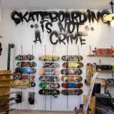 ...sulle quali domina il graffito che recita �Skateboarding is not a crime (Fare Skate non � un crimine)�, la cui vernice nera sembra quasi colare sulle tavole